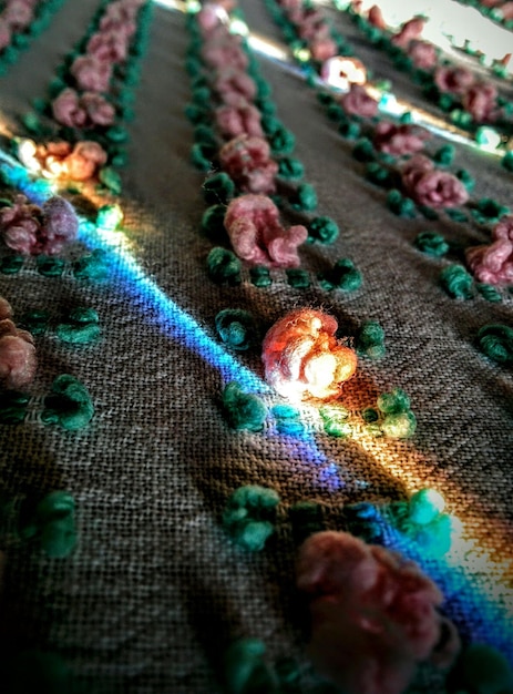 Zbliżenie na haftowane motywy